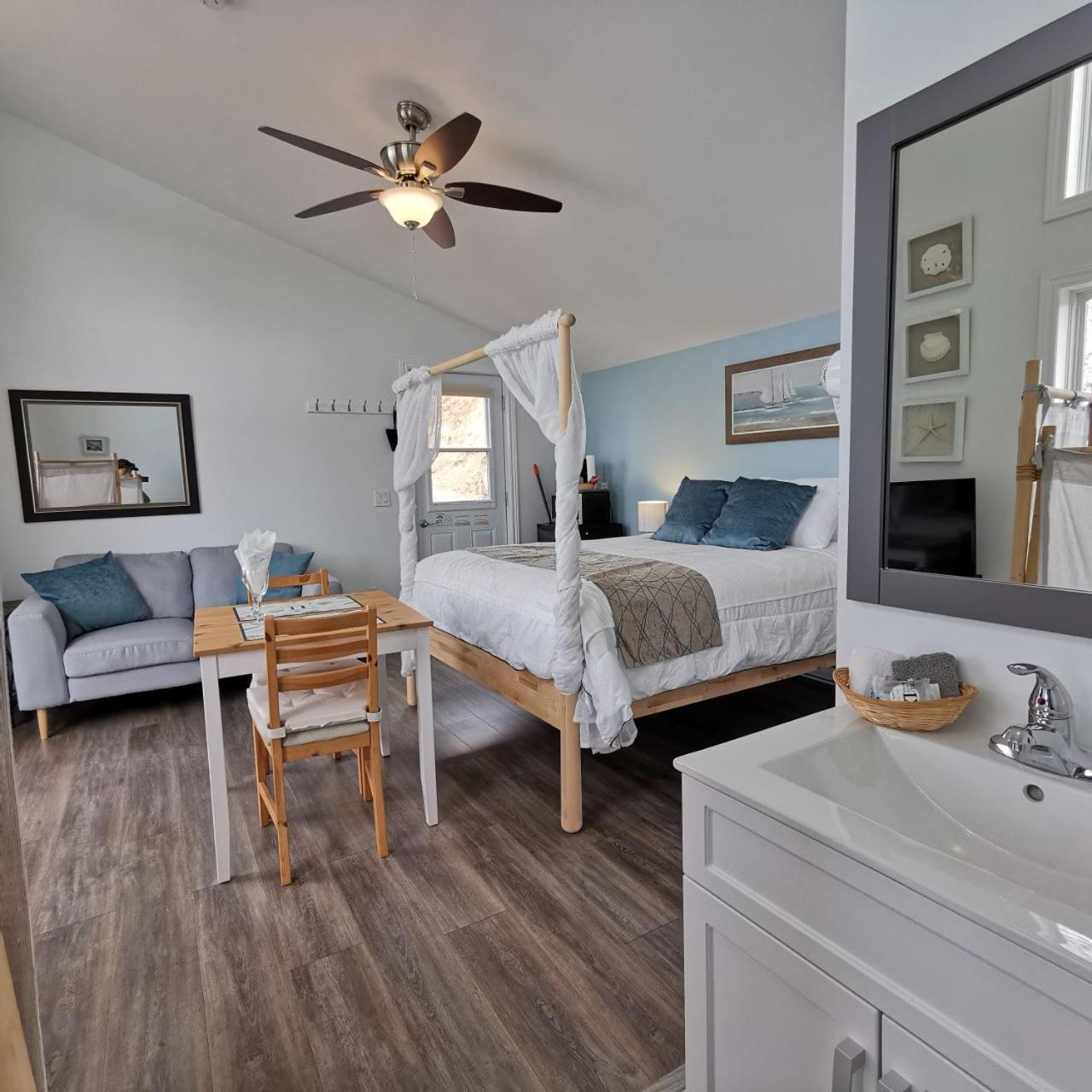 Knotty Pine Ocean Front Suite - Adults Only Ingonish Værelse billede